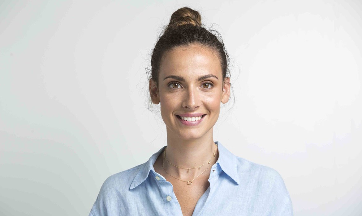 Ya tienes tu moño fácil y rápido y gracias a la ayuda de los productos de fijación de L’Oréal Paris te aguantará intacto durante horas.